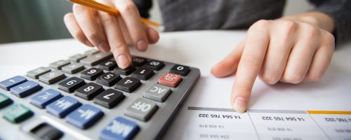 closeup-of-accountant-hands-counting-on-calculator Texto subtexto